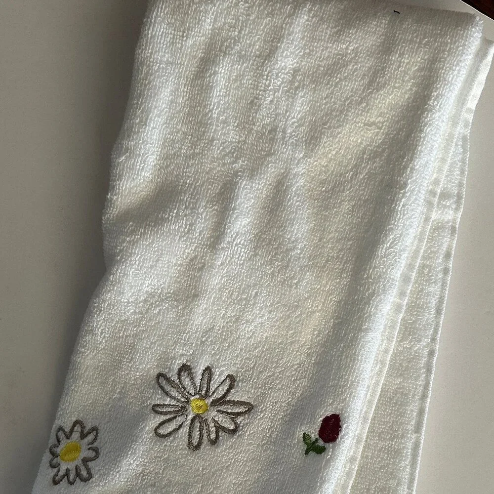 NWT KATE SPADE New York 1 Bright White/Flowers Hand Towel cotton NOS Rare